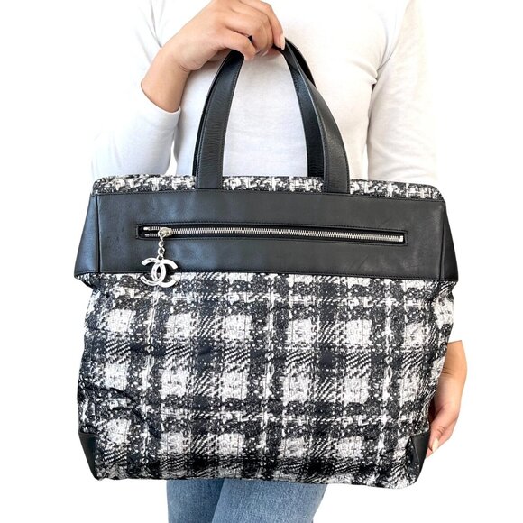 CHANEL Vintage 2013 CC Logo Tweed Print Tote Bag Black Silver Nylon [105104] - Picture 4 of 13